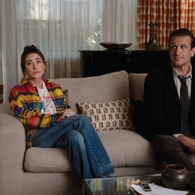 Jason Segel y Christa Miller en el 2x09 de 'Shrinking'