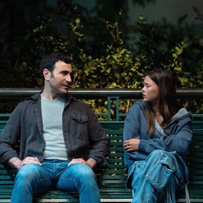 Brett Goldstein y Lukita Maxwell en la temporada 2 y el capítulo 10 de 'Terapia sin filtro'