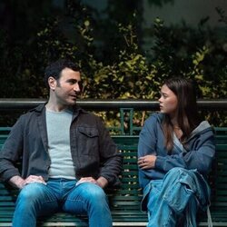 Brett Goldstein y Lukita Maxwell en la temporada 2 y el capítulo 10 de 'Terapia sin filtro'
