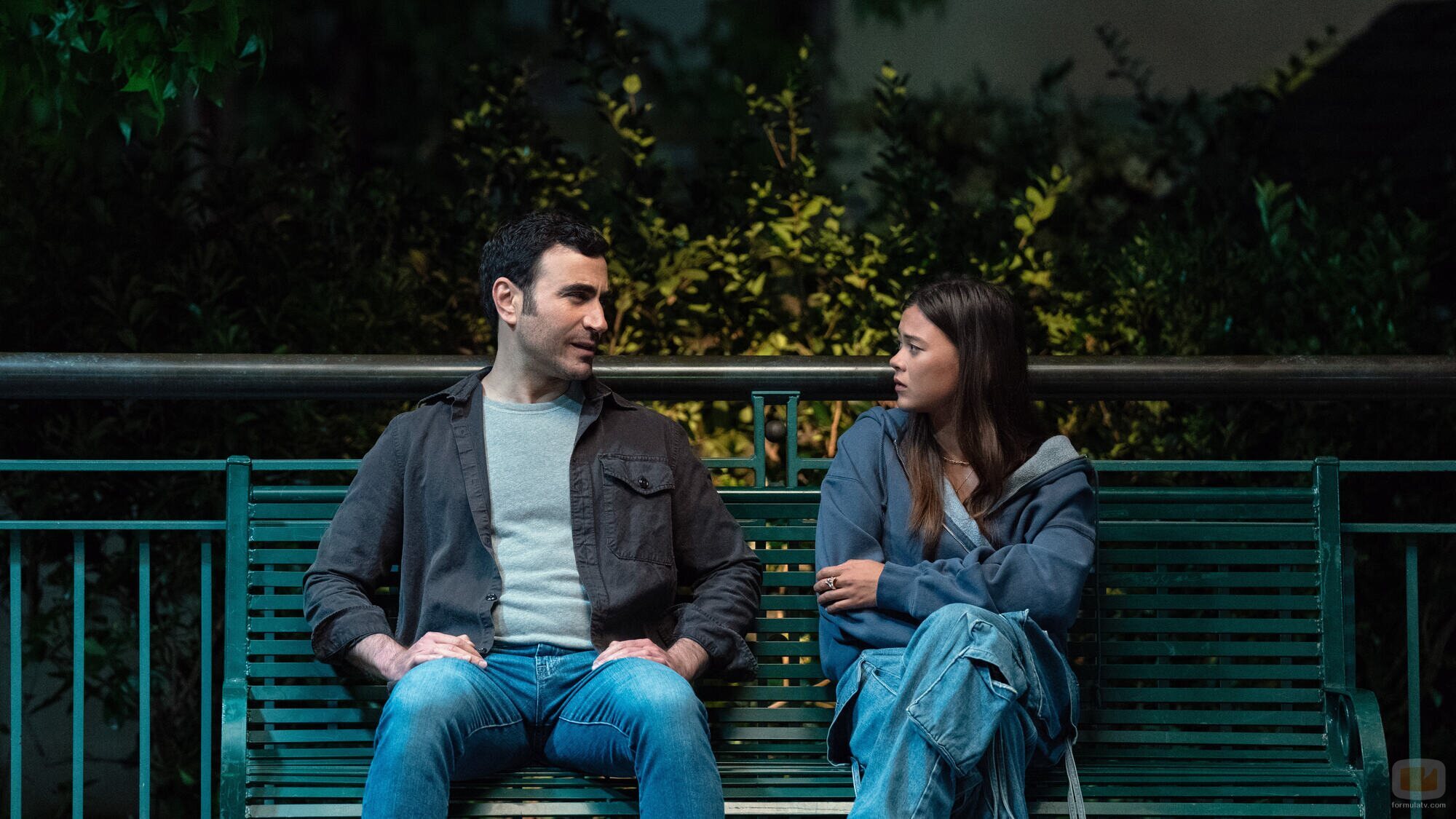 Brett Goldstein y Lukita Maxwell en la temporada 2 y el capítulo 10 de 'Terapia sin filtro'