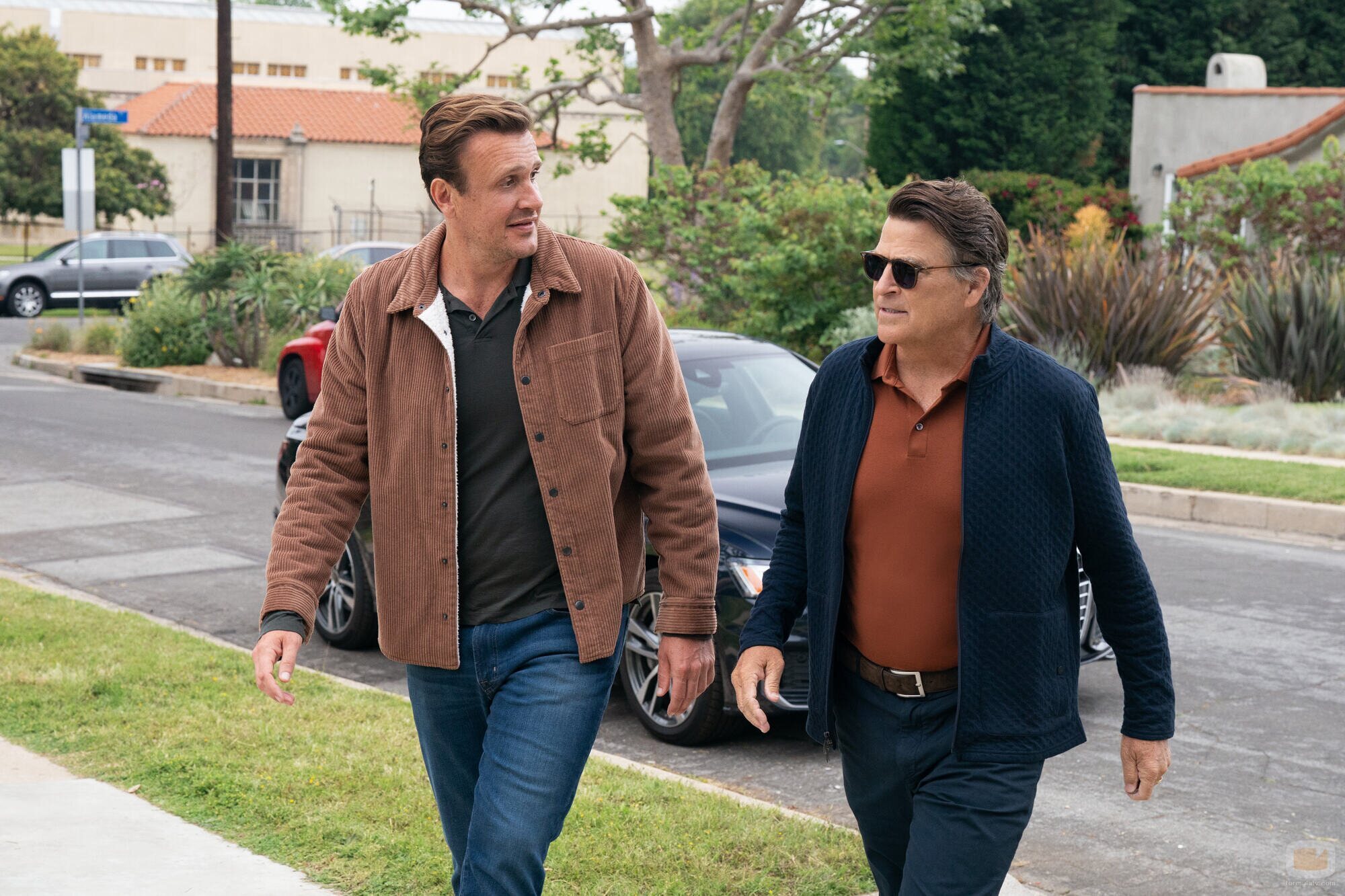 Jason Segel y Ted McGinley en Capítulo 10 titulado 'Patrones cambiantes' de 'Terapia sin filtro'