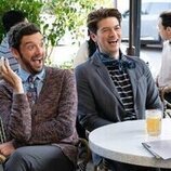 Michael Urie y Devin Kawaoka en la temporada 2 y el capítulo 11 de 'Terapia sin filtro'