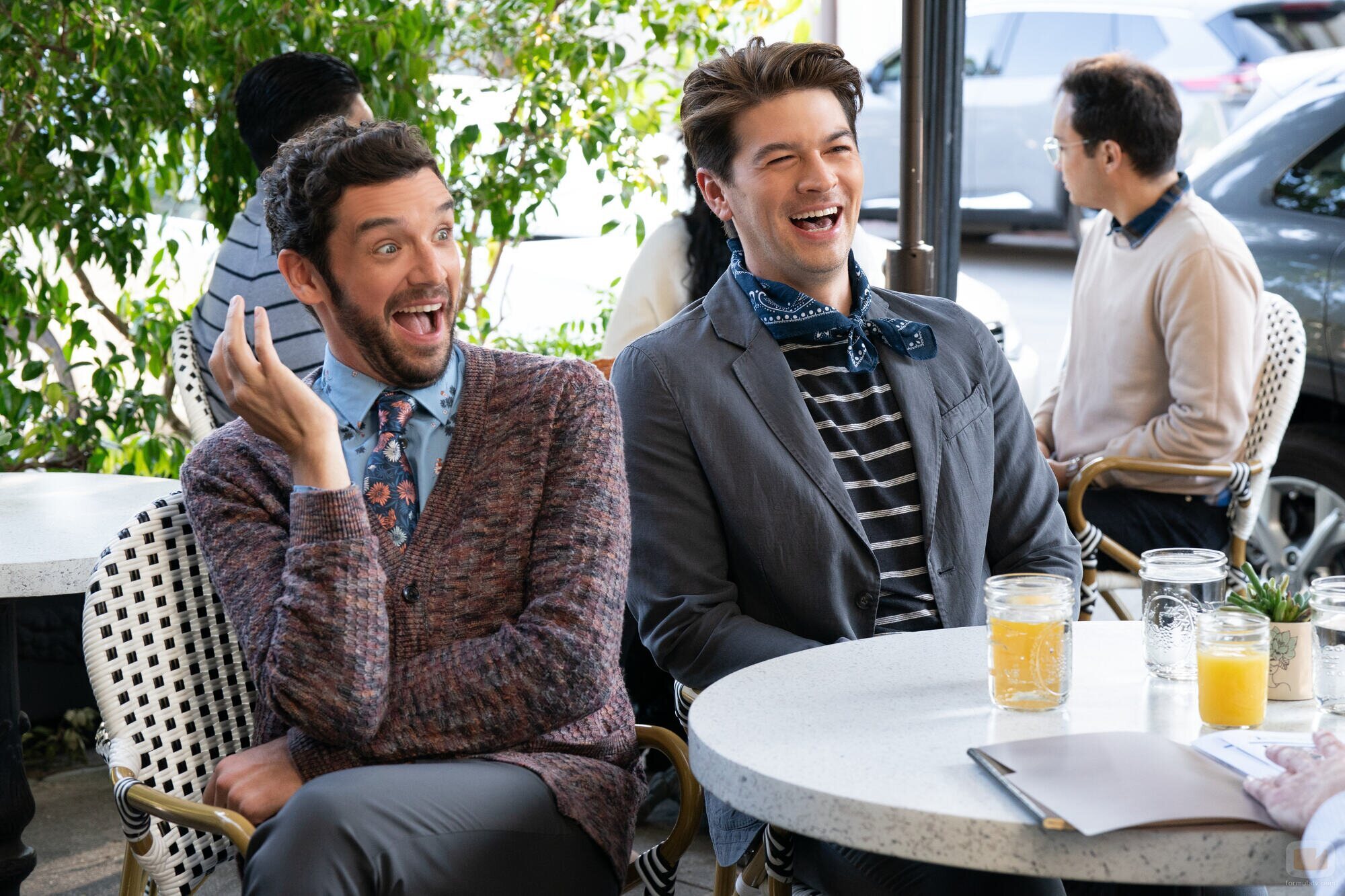 Michael Urie y Devin Kawaoka en la temporada 2 y el capítulo 11 de 'Terapia sin filtro'