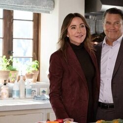Christa Miller y Ted McGinley en 2x12 titulado 'El último Acción de Gracias' de 'Terapia sin filtro'