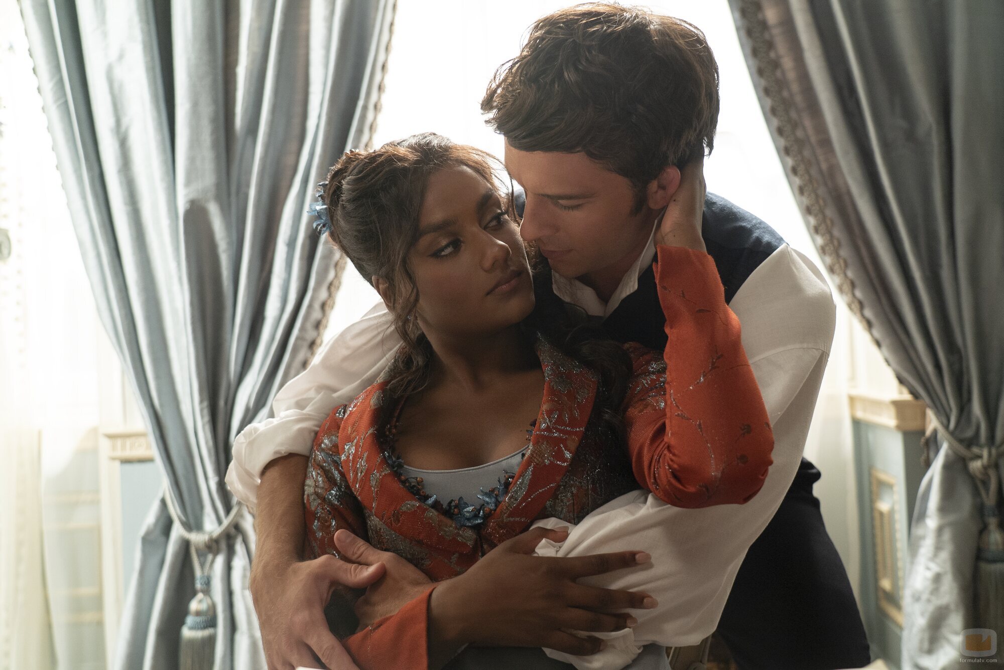 Jonathan Bailey y Simone Ashley en 3x01 titulado 'En el candelero' de 'Los Bridgerton'