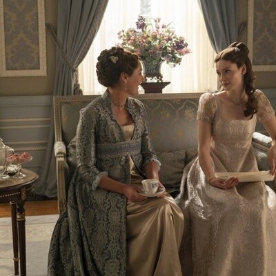 Ruth Gemmell y Hannah Dodd en el 'En el candelero' de 'Bridgerton'