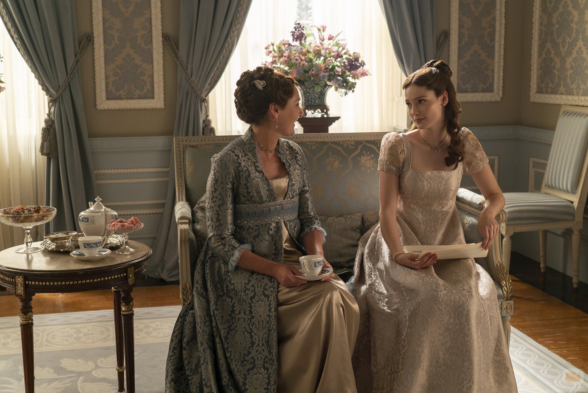 Ruth Gemmell y Hannah Dodd en el 'En el candelero' de 'Bridgerton'