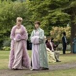 Claudia Jessie y Jessica Madsen en 3x01 titulado 'En el candelero' de 'Los Bridgerton'