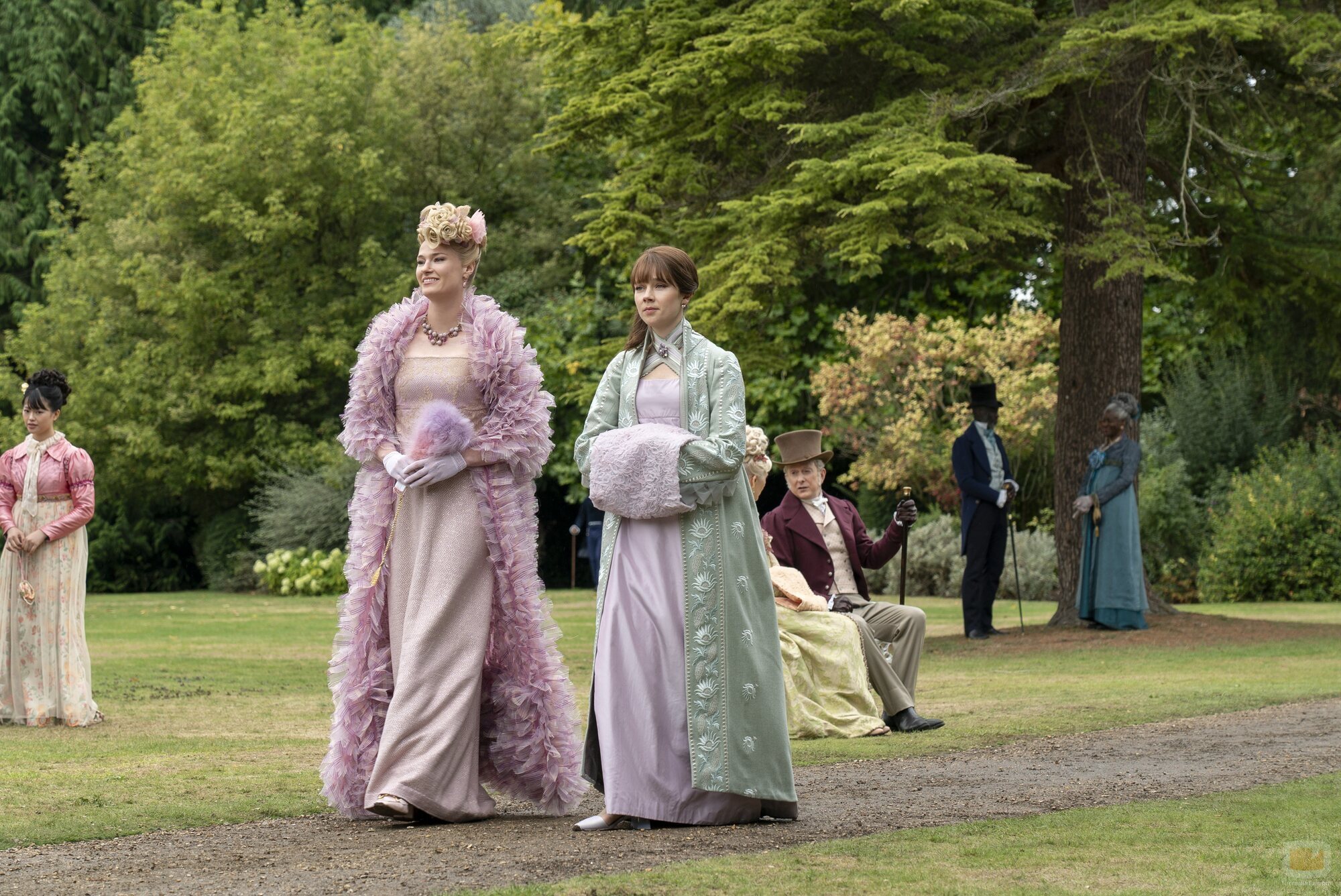 Claudia Jessie y Jessica Madsen en 3x01 titulado 'En el candelero' de 'Los Bridgerton'