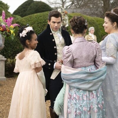 Luke Newton en 3x01 'En el candelero' de 'Los Bridgerton'