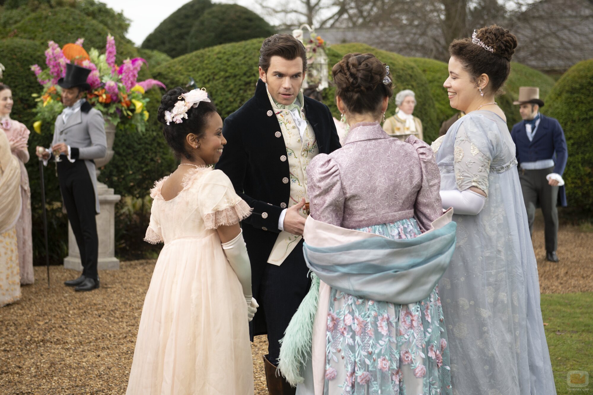 Luke Newton en 3x01 'En el candelero' de 'Los Bridgerton'