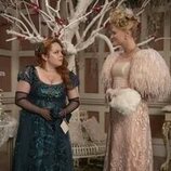 Nicola Coughlan y Jessica Madsen en 3x01 titulado 'En el candelero' de 'Los Bridgerton'