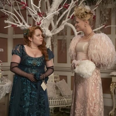 Nicola Coughlan y Jessica Madsen en 3x01 titulado 'En el candelero' de 'Los Bridgerton'