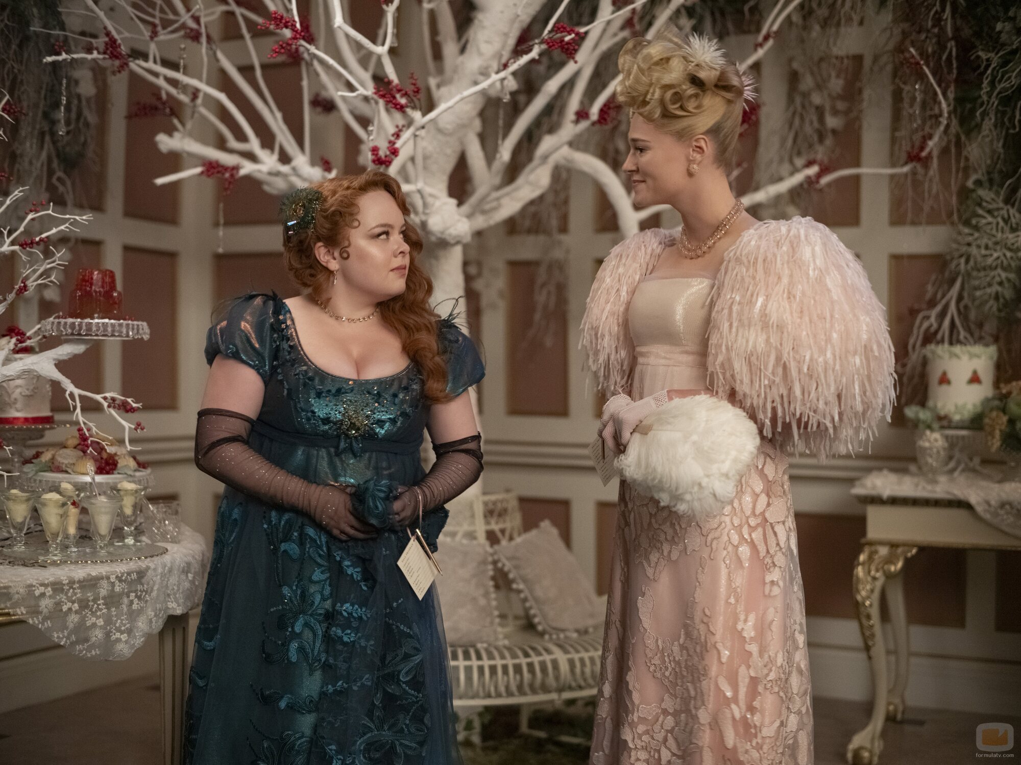 Nicola Coughlan y Jessica Madsen en 3x01 titulado 'En el candelero' de 'Los Bridgerton'
