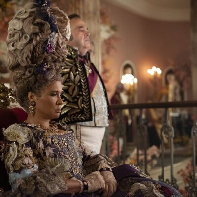 Golda Rosheuvel y Hugh Sachs en el 3x01 de 'Bridgerton'