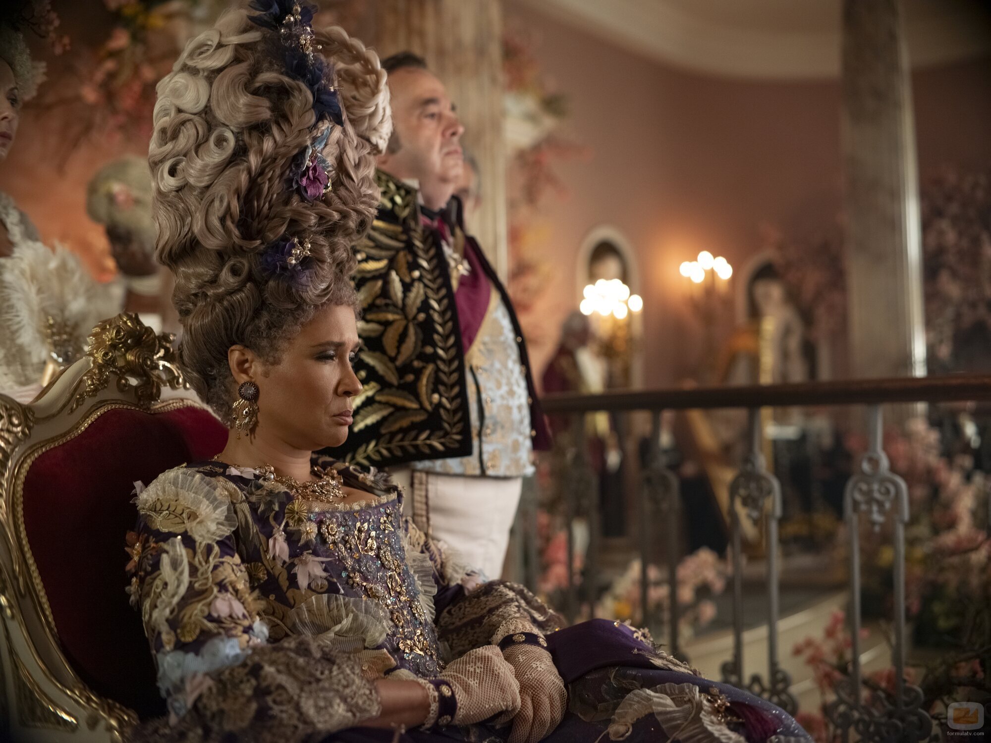 Golda Rosheuvel y Hugh Sachs en el 3x01 de 'Bridgerton'