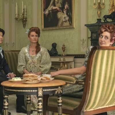 Bessie Carter y Harriet Cains en el 3x01 de 'Los Bridgerton'