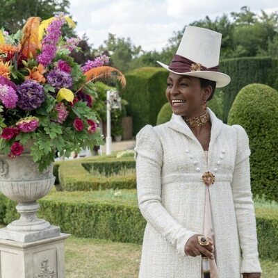 Adjoa Andoh en 3x01 'En el candelero' de 'Los Bridgerton'