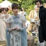 Claudia Jessie y Luke Thompson en 3x01 'En el candelero' de 'Los Bridgerton'