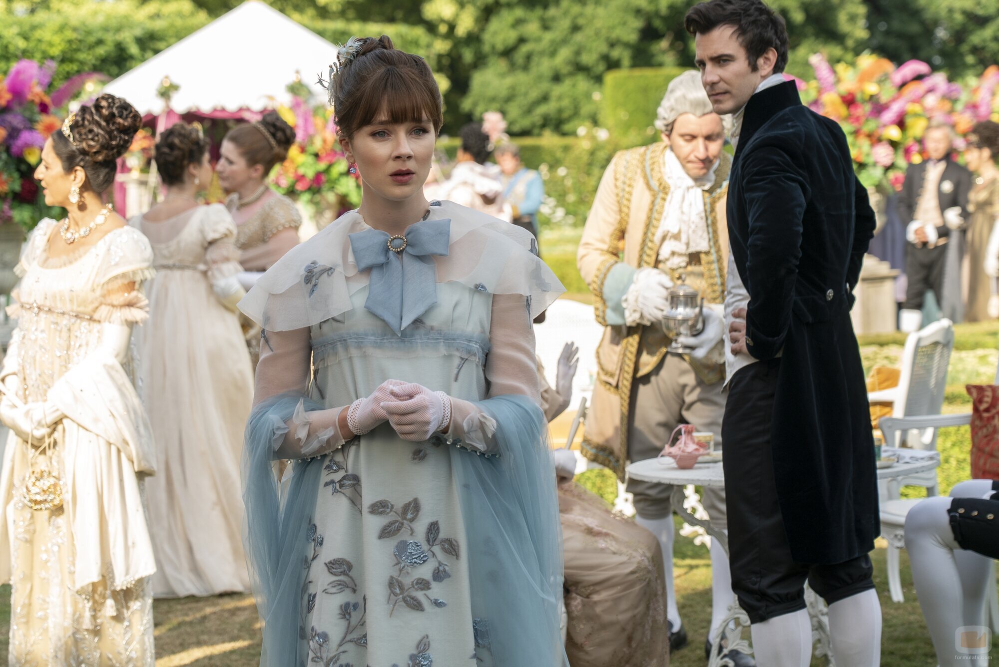 Claudia Jessie y Luke Thompson en 3x01 'En el candelero' de 'Los Bridgerton'