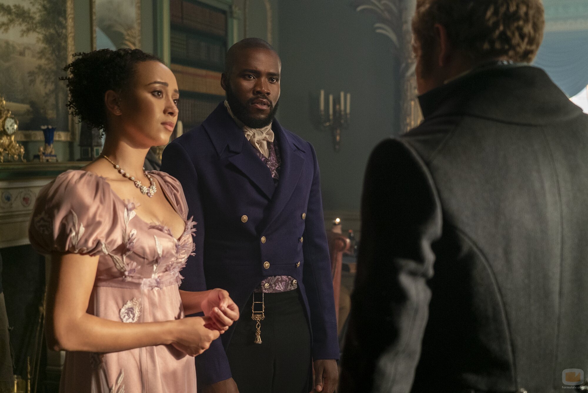 Martins Imhangbe y Emma Naomi en el 3x01 de 'Los Bridgerton'