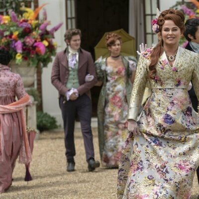 Polly Walker y Harriet Cains en el 'En el candelero' de 'Bridgerton'
