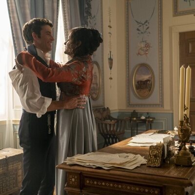 Jonathan Bailey y Simone Ashley en el 'En el candelero' de 'Bridgerton'
