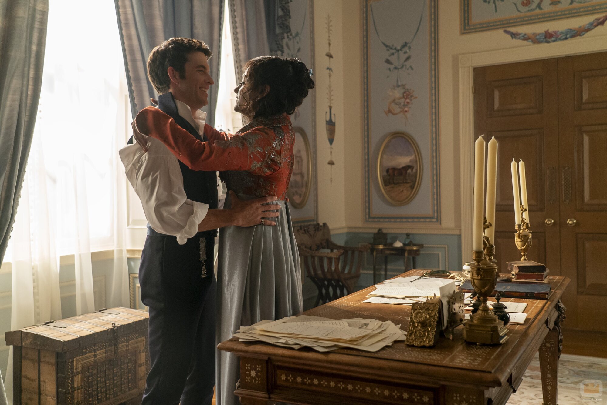 Jonathan Bailey y Simone Ashley en el 'En el candelero' de 'Bridgerton'