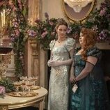 Nicola Coughlan y Hannah Dodd en el 3x01 de 'Los Bridgerton'