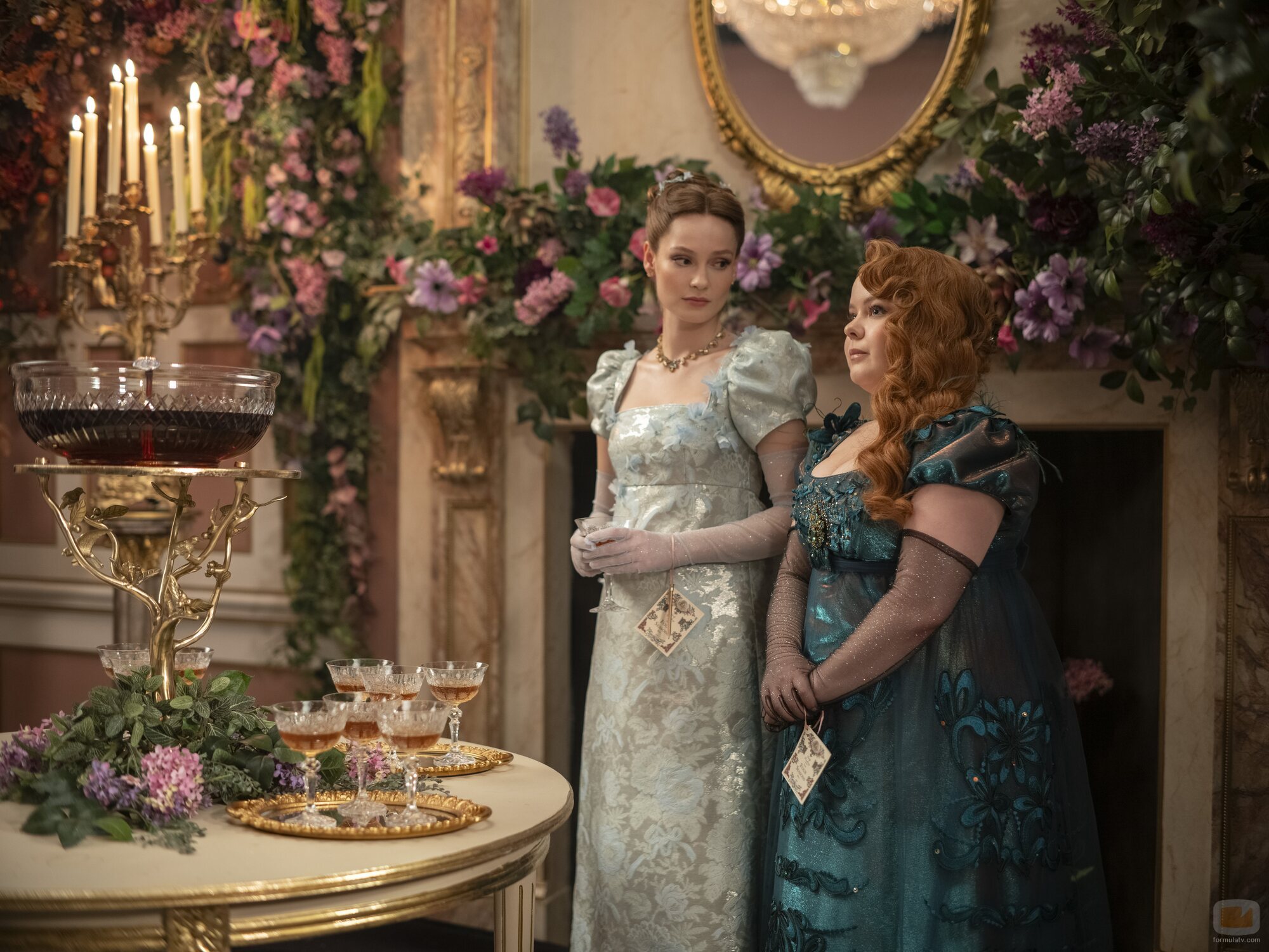 Nicola Coughlan y Hannah Dodd en el 3x01 de 'Los Bridgerton'