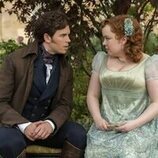 Nicola Coughlan y Luke Newton en el 3x01 de 'Bridgerton'