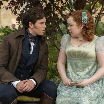 Nicola Coughlan y Luke Newton en el 3x01 de 'Bridgerton'