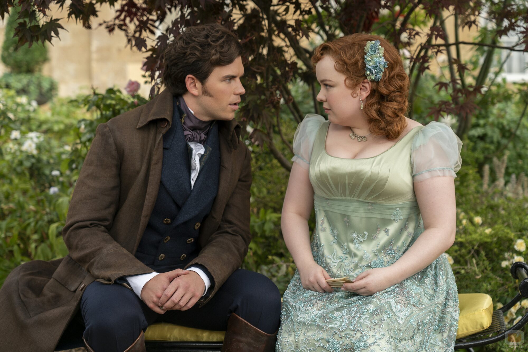 Nicola Coughlan y Luke Newton en el 3x01 de 'Bridgerton'