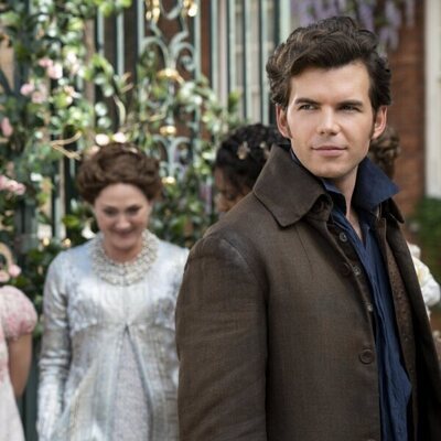 Luke Newton en Capítulo 1 titulado 'En el candelero' de 'Los Bridgerton'