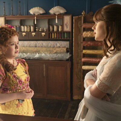 Nicola Coughlan y Claudia Jessie en 'En el candelero' de 'Los Bridgerton'