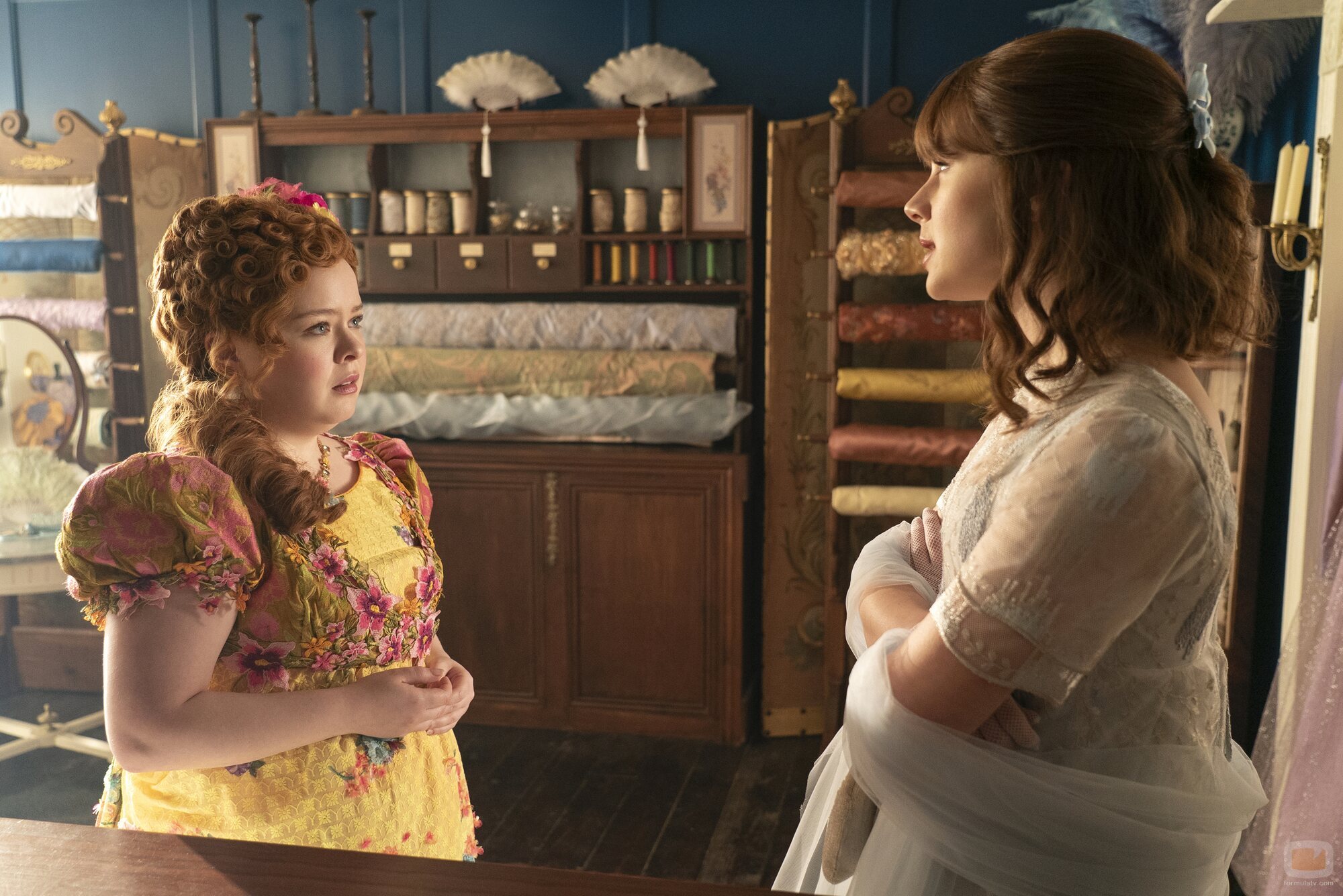 Nicola Coughlan y Claudia Jessie en 'En el candelero' de 'Los Bridgerton'
