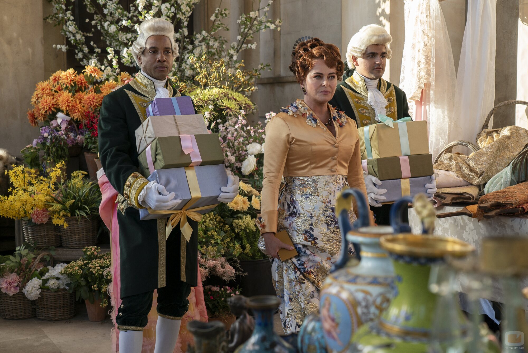 Polly Walker en la temporada 3 y el capítulo 01 de 'Los Bridgerton'