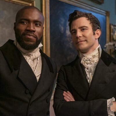 Luke Thompson y Martins Imhangbe en 3x02 'Bajo la luz de la luna' de 'Los Bridgerton'