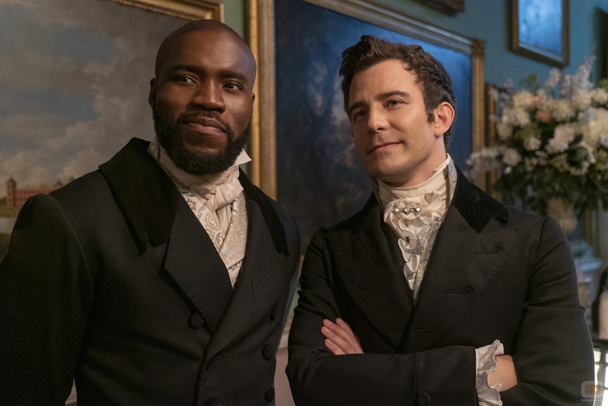 Luke Thompson y Martins Imhangbe en 3x02 'Bajo la luz de la luna' de 'Los Bridgerton'