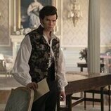Luke Newton en el 'Bajo la luz de la luna' de 'Bridgerton'