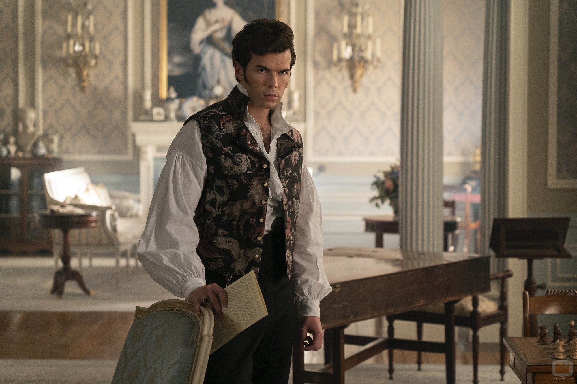 Luke Newton en el 'Bajo la luz de la luna' de 'Bridgerton'