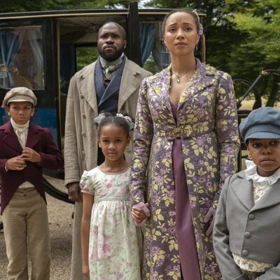 Martins Imhangbe y Emma Naomi en 3x02 titulado 'Bajo la luz de la luna' de 'Los Bridgerton'