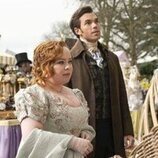 Nicola Coughlan y Luke Newton en 3x02 'Bajo la luz de la luna' de 'Los Bridgerton'
