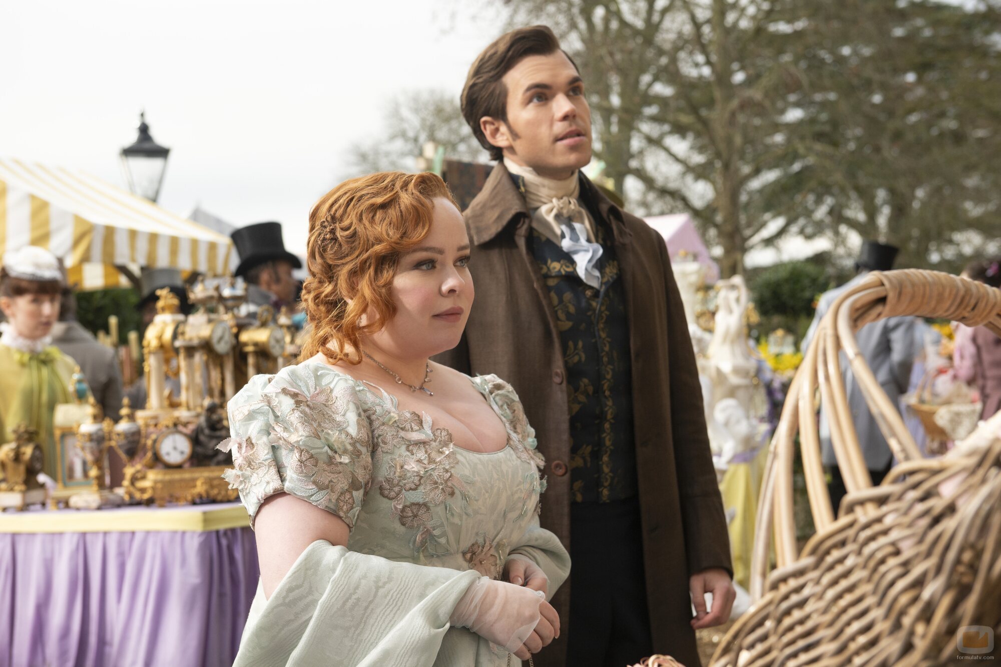 Nicola Coughlan y Luke Newton en 3x02 'Bajo la luz de la luna' de 'Los Bridgerton'