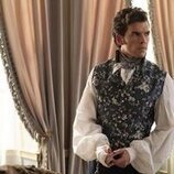 Luke Newton en 3x02 'Bajo la luz de la luna' de 'Los Bridgerton'