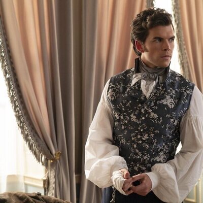Luke Newton en 3x02 'Bajo la luz de la luna' de 'Los Bridgerton'