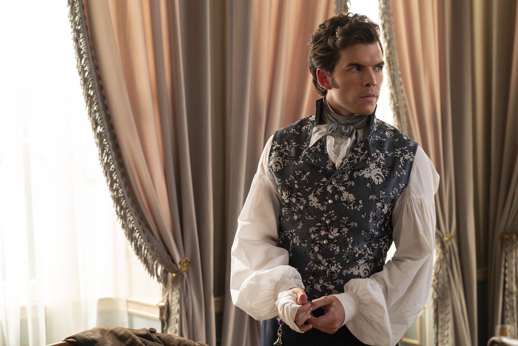 Luke Newton en 3x02 'Bajo la luz de la luna' de 'Los Bridgerton'