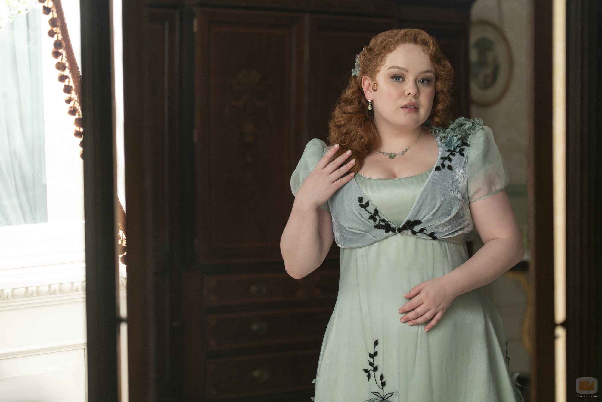 Nicola Coughlan en el 'Bajo la luz de la luna' de 'Bridgerton'