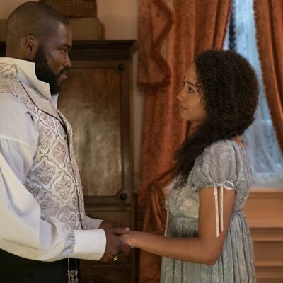 Martins Imhangbe y Emma Naomi en Capítulo 2 titulado 'Bajo la luz de la luna' de 'Los Bridgerton'