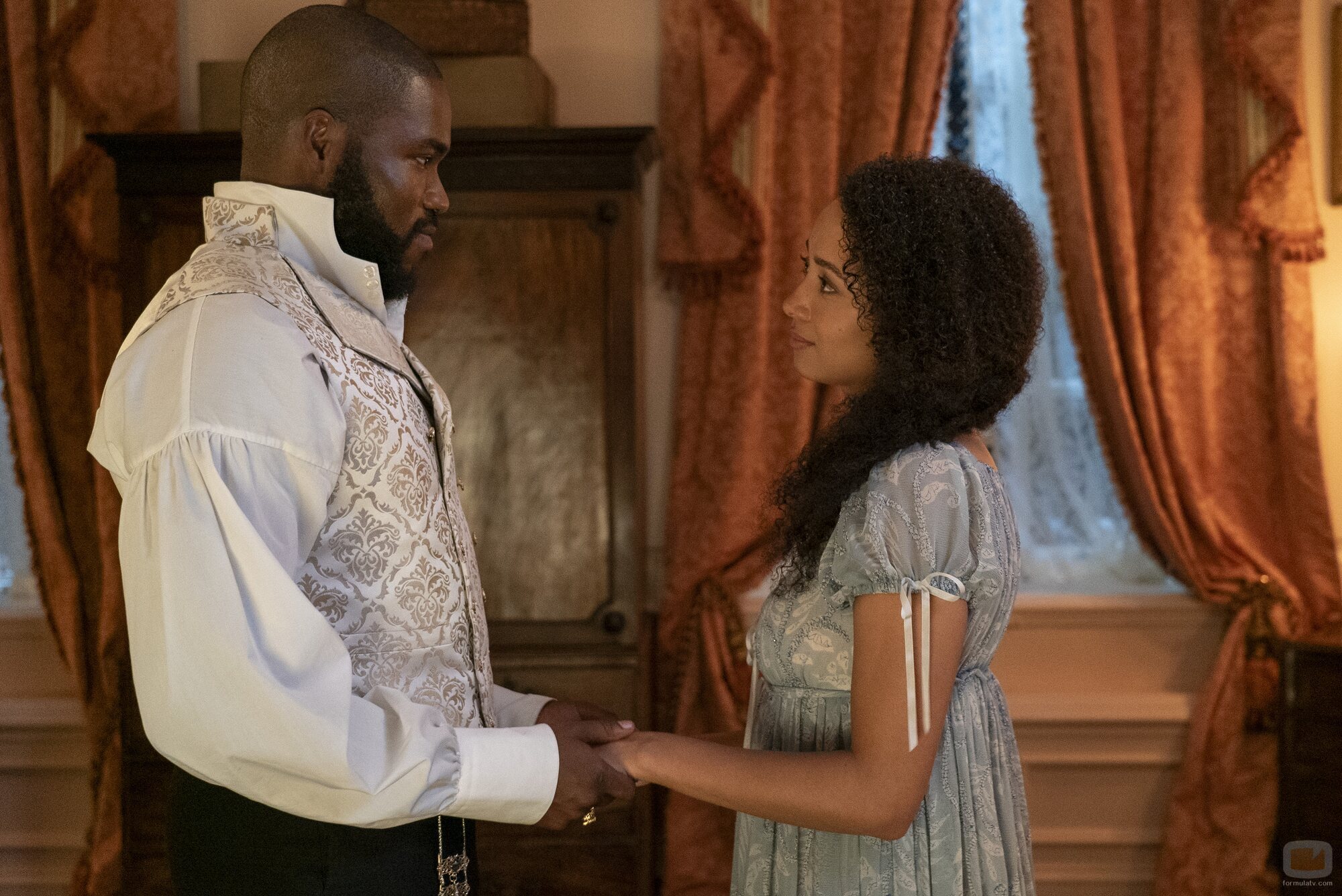 Martins Imhangbe y Emma Naomi en Capítulo 2 titulado 'Bajo la luz de la luna' de 'Los Bridgerton'